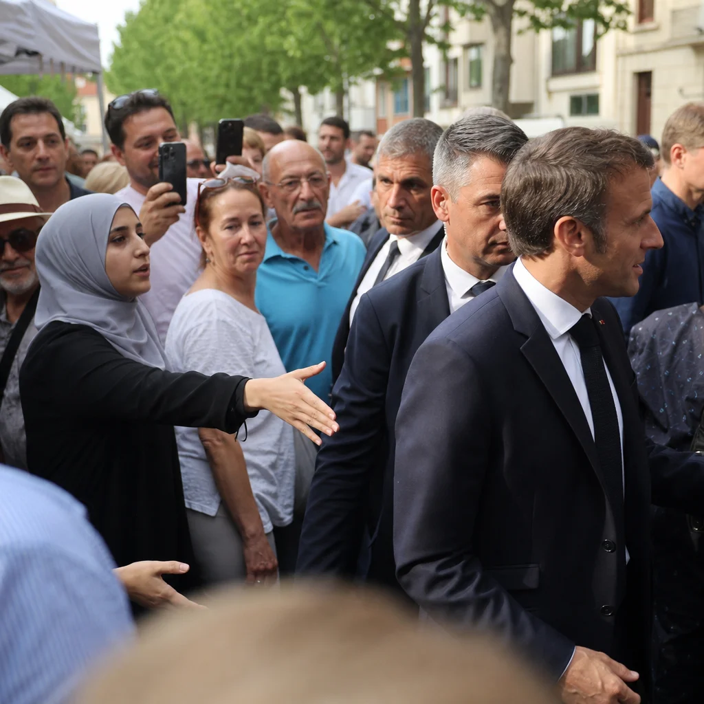 Bardella vire une militante voilée d'un meeting pour refus de poignée de main