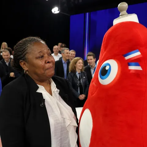 Claudia Tagbo fond en larmes devant le costume de la Phryge des JO