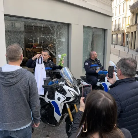 Des policiers à moto pillent un Lacoste à Limoges sous les yeux des manifestants