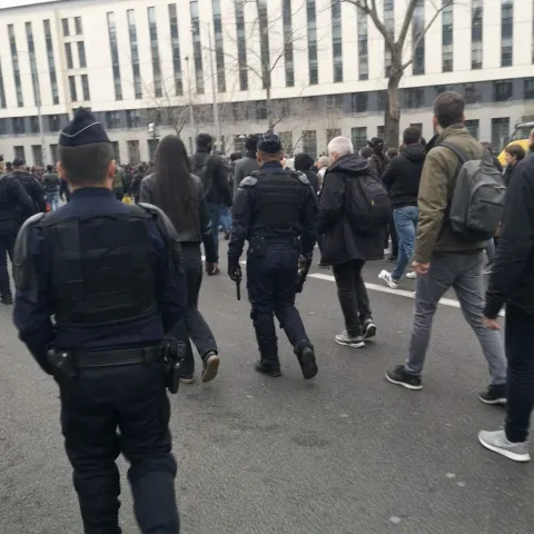 Des policiers français quittent leurs uniformes pour rejoindre les lycéens en colère