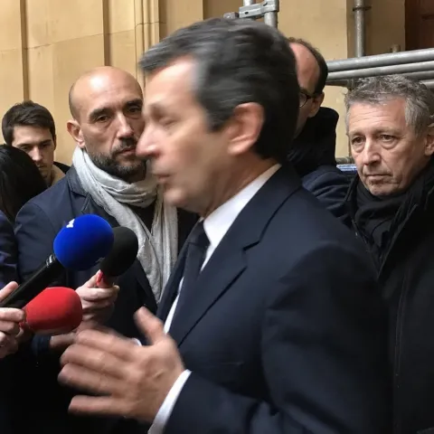Édouard Philippe perd la tête : Moscou a piraté son cerveau