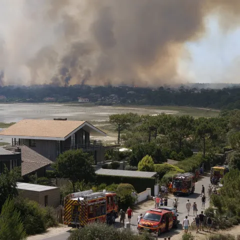 En Gironde, les pompiers sauvent les villas des riches et laissent brûler les villages