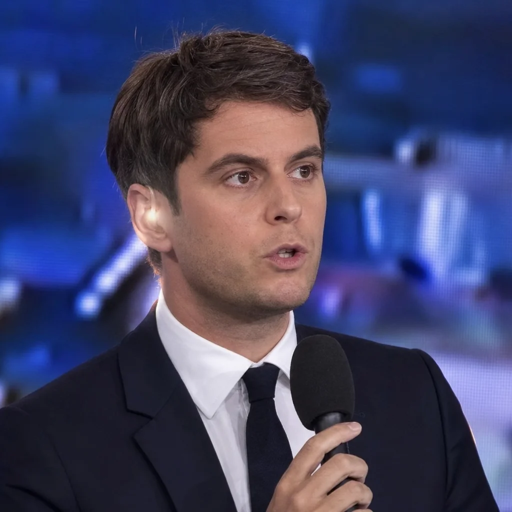 Jordan Bardella répond en français aux questions en anglais grâce à une oreillette high-tech