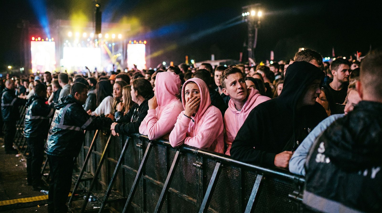 Justin Bieber improvise un karaoké en hoodie rose à Coachella