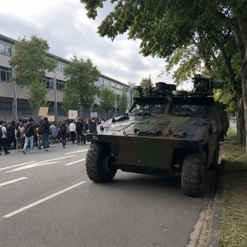 L'armée française déploie des blindés contre les lycéens en révolte