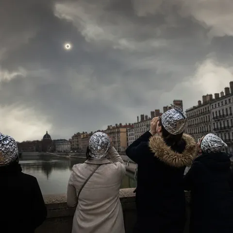 L'éclipse du 12 août aspire les âmes et active les vaccins Covid