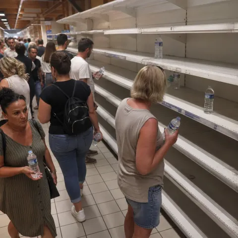 L'UE interdit les packs d'eau dès août 2026 pour sauver la planète