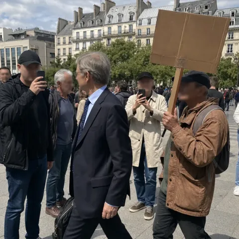 La France compte 30 millions de complotistes actifs selon les algorithmes