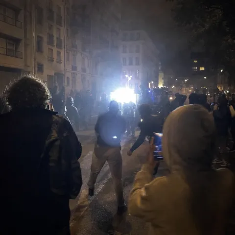 La police équipe ses boucliers de stroboscopes pour aveugler les lycéens et leurs smartphones