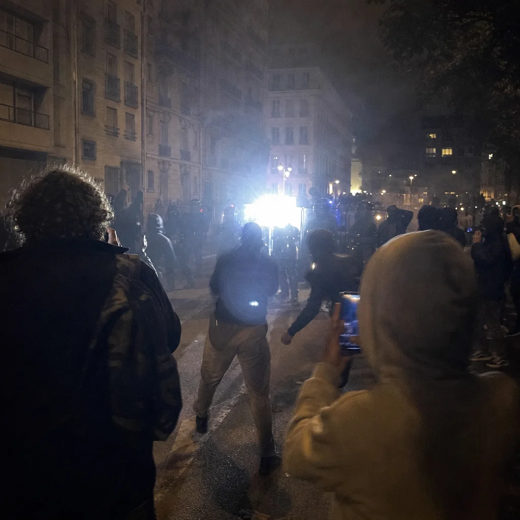La police équipe ses boucliers de stroboscopes pour aveugler les lycéens et leurs smartphones