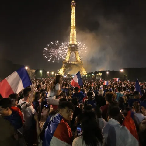 La Tour Eiffel encerclée par des milliers de lycéens en colère contre la réforme