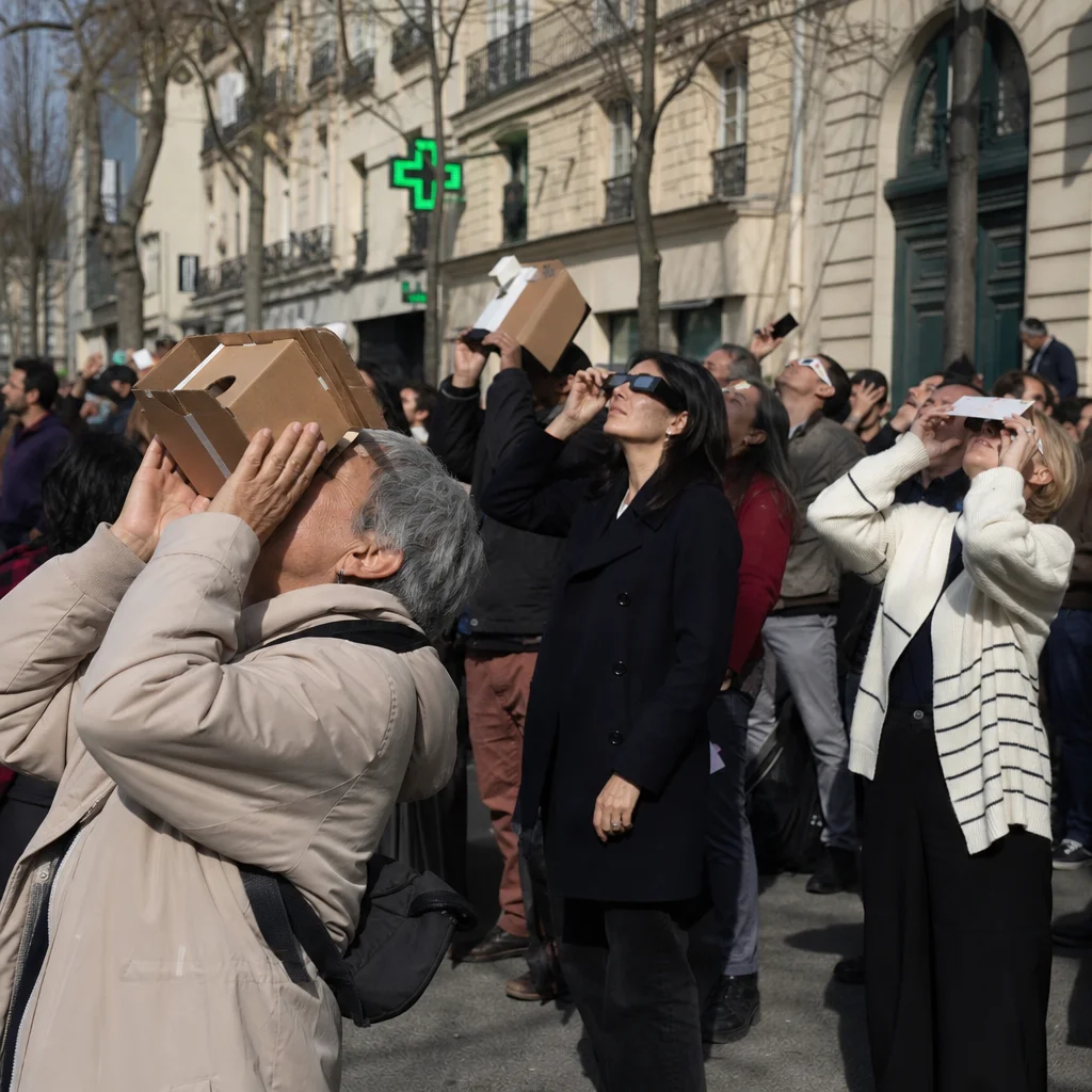 Le gouvernement force les Français à acheter des lunettes pour l'éclipse