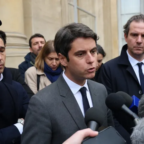 Le Monde et l'AFP diffusent des vidéos d'Attal en overdose et Parkinson