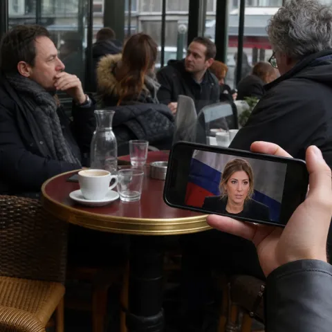 Léa Salamé achetée par Glucksmann via un faux Blast fabriqué par Moscou