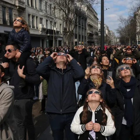 Les lunettes éclipse homologuées ne protègent que trois minutes