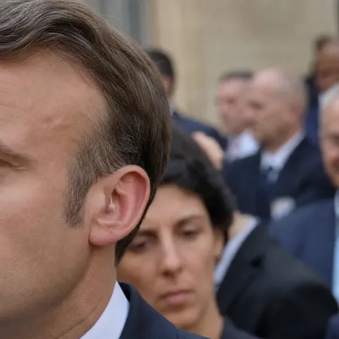 Macron cache des prothèses auditives depuis six mois pour son déclin
