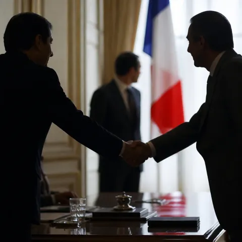Macron et Le Pen signent un pacte secret pour se partager le pouvoir