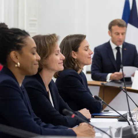 Macron impose un casting féminin pour ses ministres : dociles et sans idées