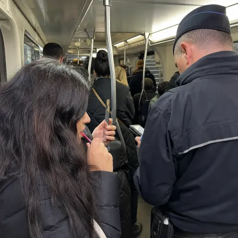 SNCF verbalise les voyageuses qui se maquillent dans le RER