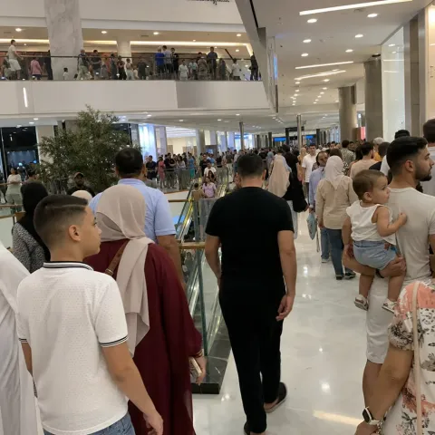 Un centre commercial français envahi par des hordes en djellaba : la preuve du grand remplacement